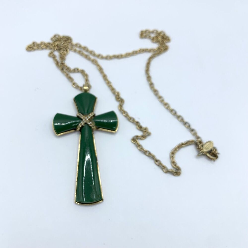 Avon Women Necklace Gold Tone Green Lucite Juliet Cross Pendant Link Chain 13 in - Picture 2 of 6